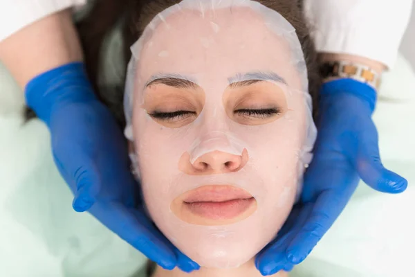 Wanita Muda Yang Santai Dan Cantik Memakai Masker Wajah Salon — Stok Foto