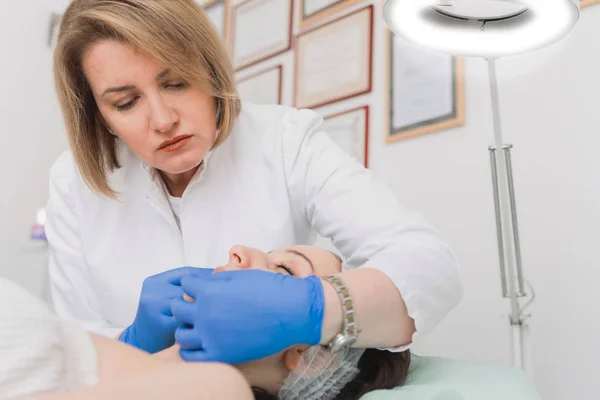 Médecin Féminin Concentré Vérifiant Les Résultats Procédure Remplissage Des Lèvres — Photo