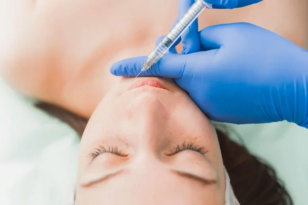 Primer Plano Los Médicos Manos Inyectando Hialurón Labio Los Pacientes — Foto de Stock