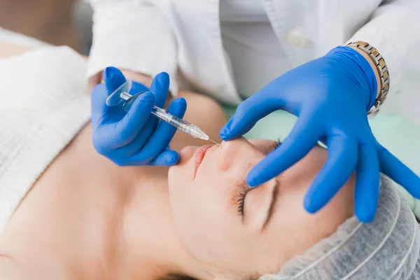 Médico Injetando Enchimento Hialurônico Nariz Dos Pacientes Para Corrigir Forma — Fotografia de Stock