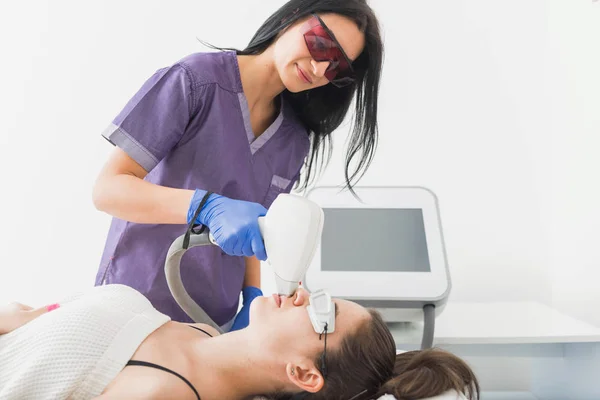 Γυναίκα Αφαίρεση Τρίχας Laser Από Άνω Χείλος Στο Δερματολογικό Κέντρο — Φωτογραφία Αρχείου
