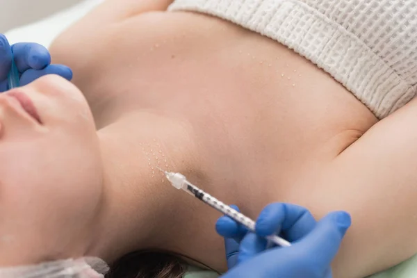 Närbild Läkare Händer Gör Ansiktsbehandling Mesotherapy Halsen Vacker Kvinna — Stockfoto