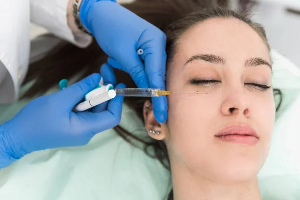 Nahaufnahme Einer Patientin Mit Liftingverfahren Unter Den Augen — Stockfoto