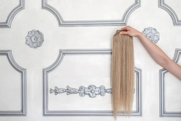 Vista Recortada Mano Femenina Sosteniendo Muestra Extensión Del Cabello Para — Foto de Stock