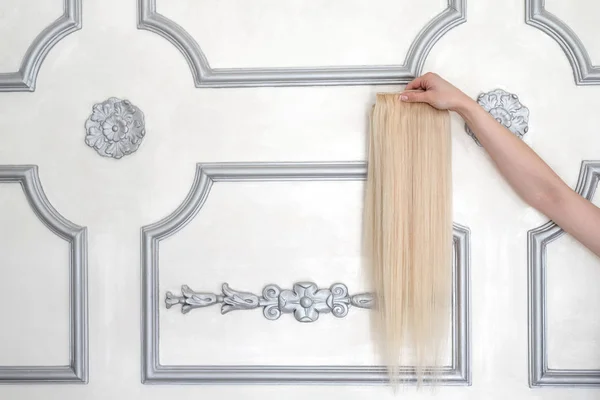 Oříznutý Pohled Samičí Ruku Vzorkem Prodlužování Vlasů Pro Blondýnky — Stock fotografie