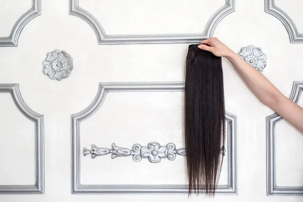 Vrouwelijke Hand Houden Van Monster Van Haarverlenging Zwarte Kleur — Stockfoto