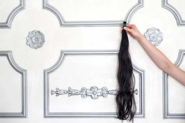 Vrouwelijke Hand Houden Van Monster Van Haarverlenging Zwarte Kleur — Stockfoto