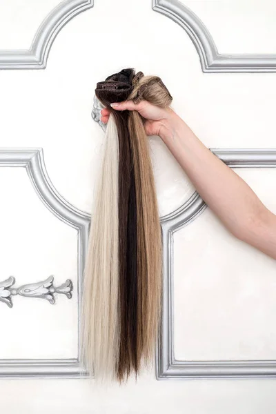 Ořezávaná Ženská Ruka Držící Vzorky Rozšíření Vlasů Různých Barvách — Stock fotografie