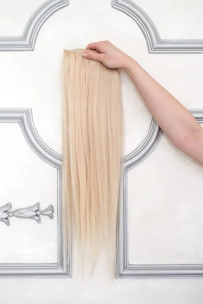 Przycięte Widok Kobiet Rękę Gospodarstwa Próbki Przedłużenia Włosów Dla Blondynki — Zdjęcie stockowe