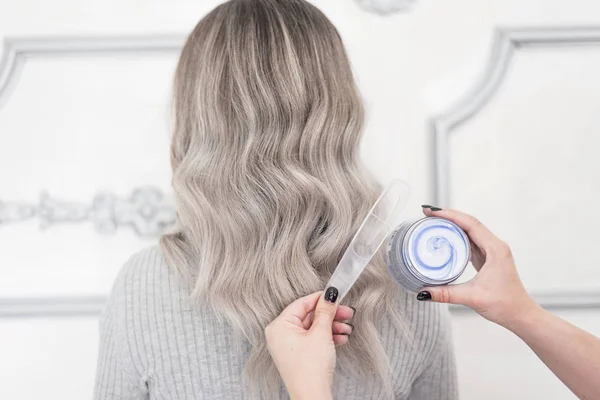 Mãos Femininas Segurando Máscara Cosmética Para Cabelos Coloridos Conceito Técnica — Fotografia de Stock