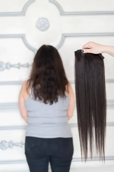 后视图的妇女与短黑头发等待头发延长治疗 前后发型概念 — 图库照片