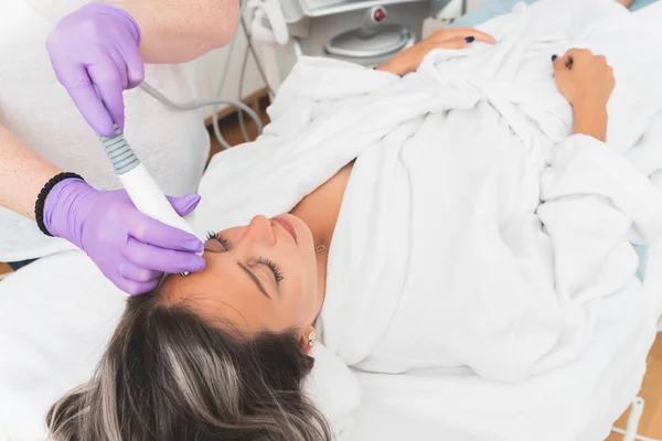 Mujer Centro Belleza Que Tiene Tratamiento Radiofrecuencia Multipolar Para Cuidado — Foto de Stock