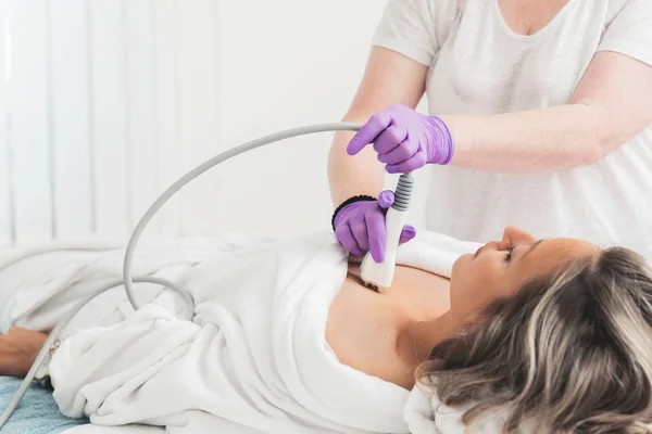 Foto Recortada Manos Femeninas Haciendo Tratamiento Radiofrecuencia Multipolar Una Mujer — Foto de Stock