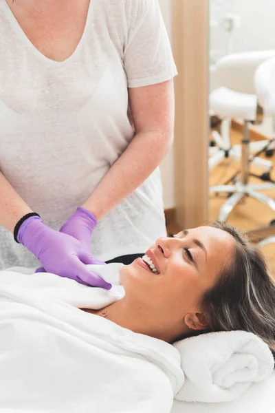 Fröhliche Frau Bereitet Sich Schönheitszentrum Auf Ihre Multipolare Strahlentherapie Vor — Stockfoto