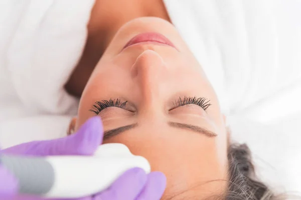 Primo Piano Della Donna Nel Centro Bellezza Con Trattamento Facciale — Foto Stock