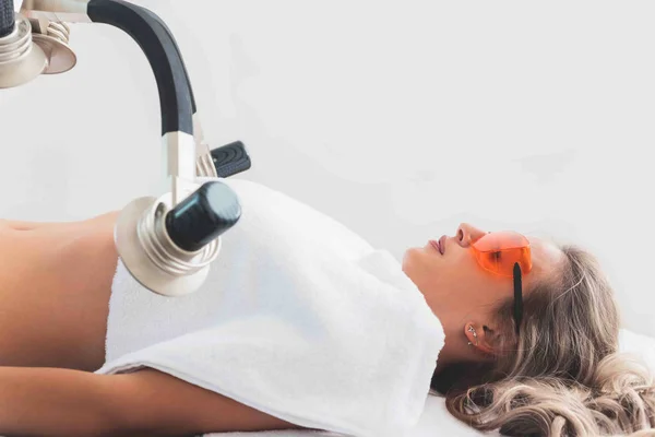 Vrouwelijke Patiënt Met Moderne Laser Lichaam Shaping Behandeling Beauty Center — Stockfoto