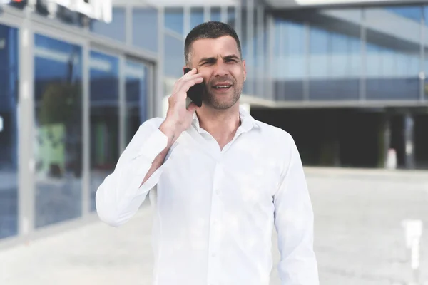 Портрет Успешного Трудолюбивого Бизнесмена Разговаривающего Телефону — стоковое фото