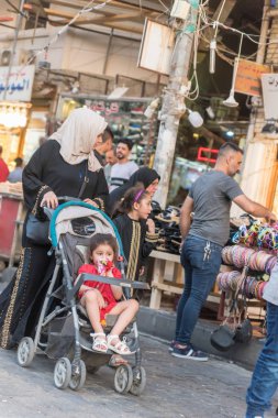 Bağdat, Irak - 6 Temmuz 2019: Sokaktaki Irak ailesi, seyahat kavramı