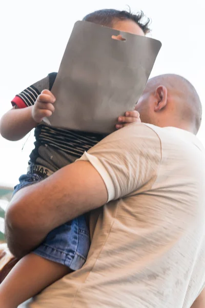 Bagdad Irak Juli 2019 Far Håller Son Med Leksak — Stockfoto