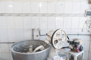 Ekmek pişirmek için metal gri karıştırıcı. Metin için boşluk olan beyaz arkaplan.