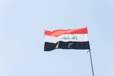 Bağdat, Irak - 5 Temmuz 2019: Mavi gökyüzü arka planında Irak bayrağı