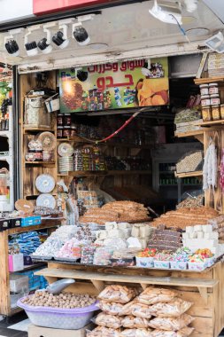 Bağdat, Irak - 06 Temmuz 2019: Çeşitli ve renkli meyveler, zeytinler, baklagil ve tohumlar. Geleneksel Irak yemekleri