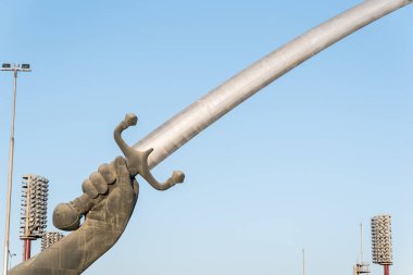 Bağdat, Irak - 15 Temmuz 2019: Zaferin Elleri ya da Çapraz Kılıçlar. Irak 'ta ölen askerlerin anıtı