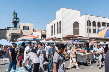 Irak, Bağdat - Temmuz 05, 2019: Sıcak bir günde insanlar alışveriş için inanılmaz bir alışveriş günü arıyorlar.