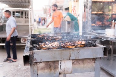 Bağdat, Irak - 28 Haziran 2019: ızgarada barbekü. Eti satışa hazırlıyorum.