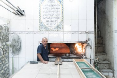 Bağdat, Irak - 06 Temmuz 2019: Fırının önünde poz veren Baker.