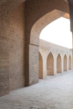 Bağdat, Irak - 25 Haziran 2019: tuğla kapı. İnsansız eski kale. Güneşli bir gün