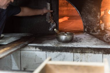 Irak, Bağdat - 06 Temmuz 2019: Büyük yüksek ısıda ekmek fırını.