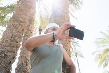 Irak Babylon - 12 Temmuz 2019: Saddam Hüseyin 'in evinin bahçesinde video bloğu hazırlayan video yapımcısı