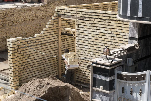 Bagdad Irak Czerwca 2019 Robotnik Bagdadzie Buduje Dom — Zdjęcie stockowe