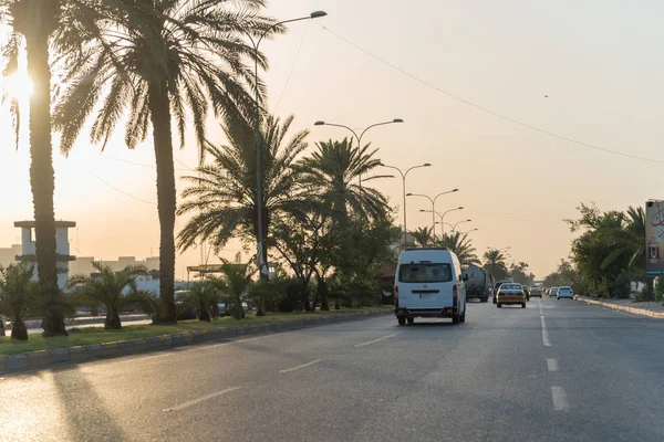 伊拉克巴格达 2019年6月27日 日落背景下的巴格达交通道路 — 图库照片
