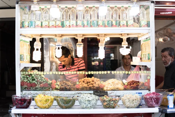 Bagdad Irak Juillet 2019 Trois Ouvriers Derrière Leur Étal Salade — Photo