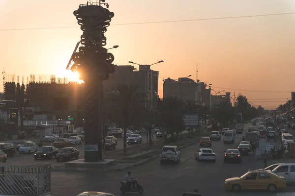 伊拉克巴格达 2019年7月8日 日落背景下的街道交通 — 图库照片