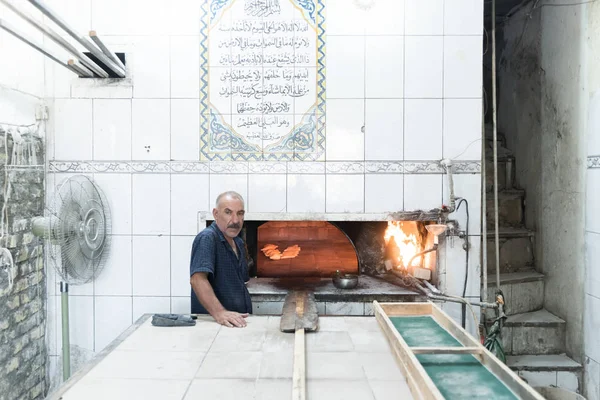 Bagdad Irak Iulie 2019 Baker Pozând Fața Cuptorului — Fotografie, imagine de stoc