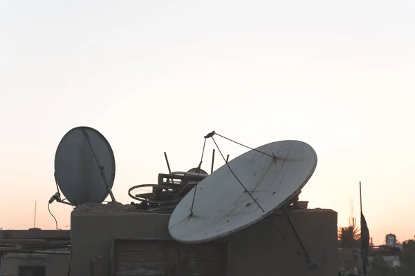 Bagdad Irak Juli 2019 Satelliet Schotel Het Dak Bagdad Zonsondergang — Stockfoto