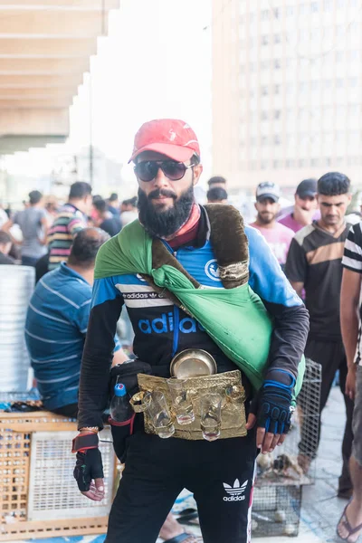 Irak Bagdad Iulie 2019 Bărbat Serios Vinde Ceai Piață Stradă — Fotografie, imagine de stoc