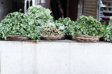Bağdat 'taki sokak pazarında içi taze maydanoz dolu saman sepetleri.