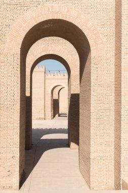 Antik Babil, Hillah, Irak 'ın İşlem caddelerinin yıkıntıları arasında yürüyorum.