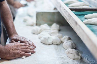 Pastanede erkek eli ekmek yapıyor, geleneksel Irak yemekleri..