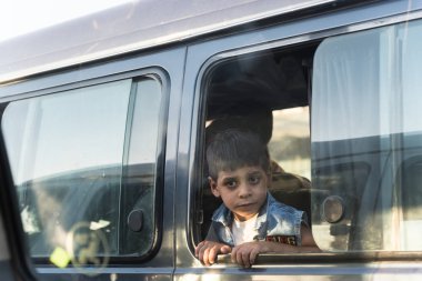 Bağdat, Irak - 29 Haziran 2019: Araba camına bakan çocuk