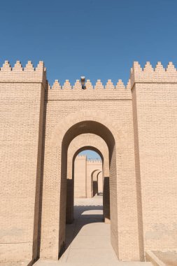 Antik Babil, Hillah, Irak 'ın İşlem caddelerinin yıkıntıları arasında yürüyorum.