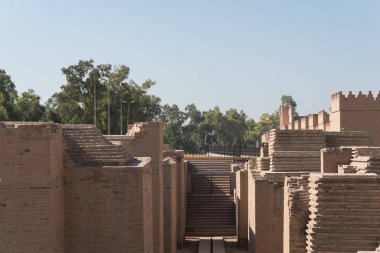 Eski Babil 'in harabeleri mavi gökyüzü arka planında Hillah, Irak