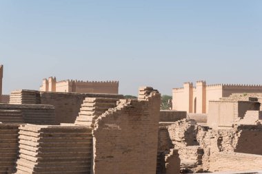 Eski Babil 'in harabeleri mavi gökyüzü arka planında Hillah, Irak