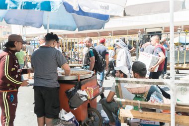 Irak, Bağdat - 5 Temmuz 2019: Sokaklarda fast food yapmak. Bağdat 'ta pazar yeri.
