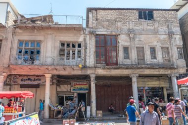 Irak, Bağdat - 5 Temmuz 2019: Bağdat 'taki eski binanın önündeki sokak satıcıları.