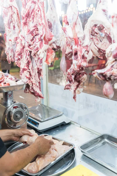 Βαγδάτη Ιράκ Ιουνίου 2019 Χασάπηδες Ετοιμάζουν Κρέας Προς Πώληση Στο — Φωτογραφία Αρχείου